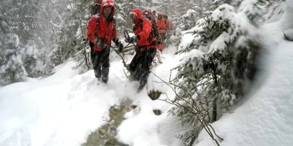 avalansa din retezat foto salvamont hunedoara