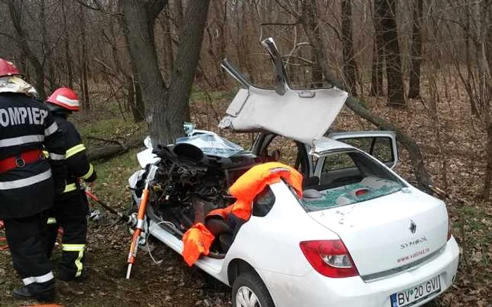 A fost nevoie de intervenţia Descarcerării pentru scoaterea şoferului rănit din maşina accidentată  FOTO adevarul.ro