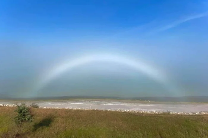 Unul dintre puţinele curcubee albe a fost surprins luni, pe Litoral. FOTO Meteoplus