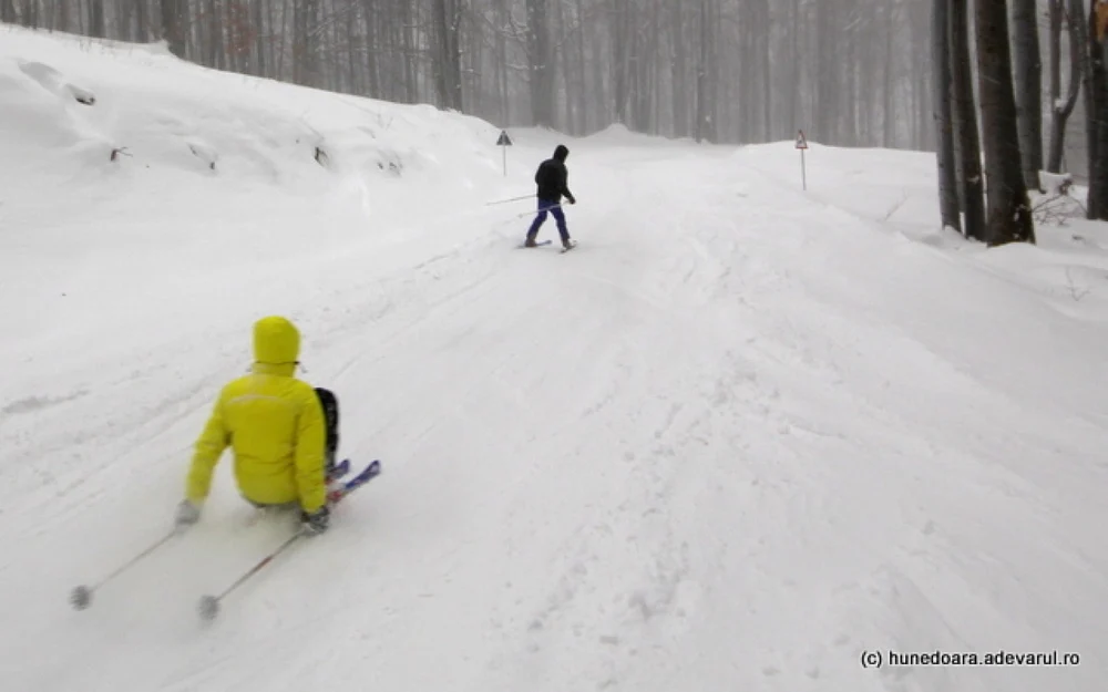 Stațiunea unicat din România, unde drumul închis devine pârtie. În lipsa zăpezii, a primit o nouă utilitate