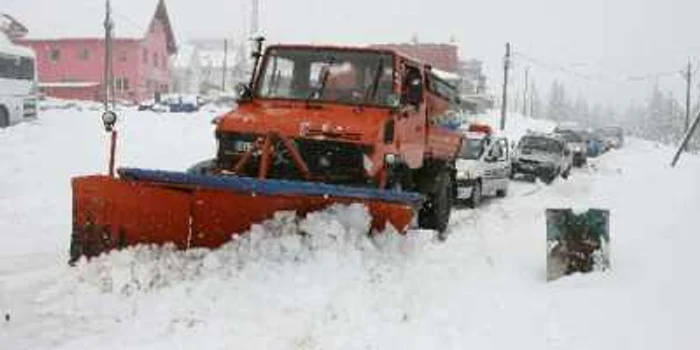 Târgu-Jiu: Trei maşini răsturnate la Rânca din cauza poleiului