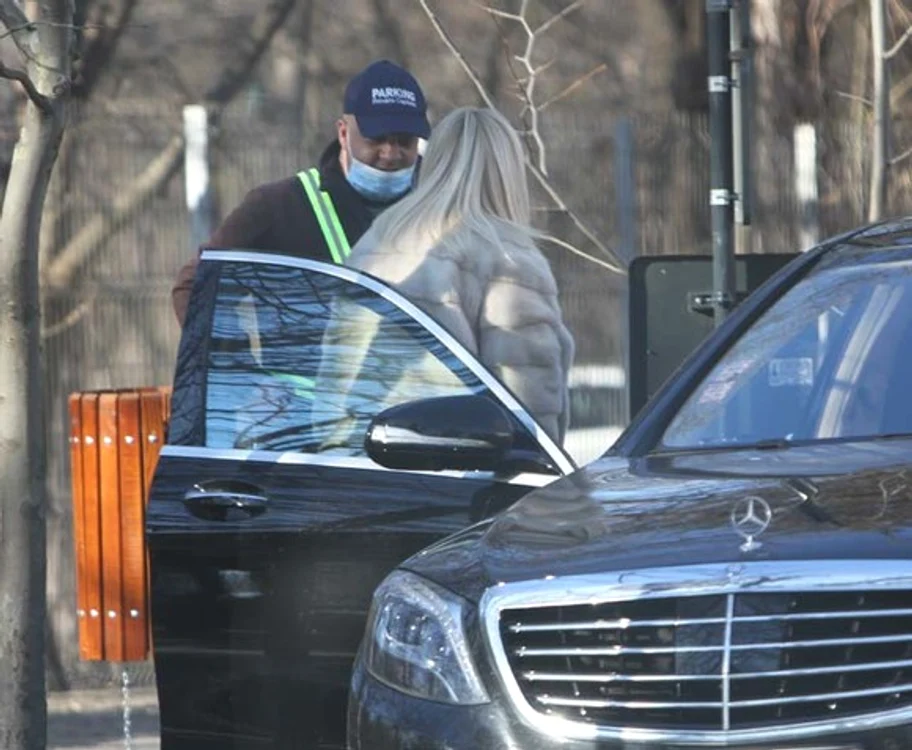 
    Elena Udrea e îmbrăcată în culori bej, în timp ce fiica ei e în roşu  