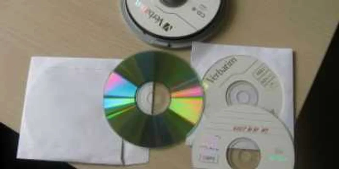 Hunedoara: Zeci de DVD-uri şi CD-uri piratate confiscate de poliţişti