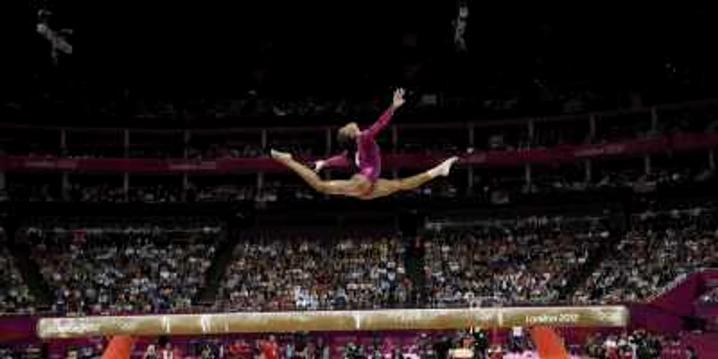 FOTO: Poynter.org Fotografia o surprinde pe gimnasta Gabby Douglas la bârnă