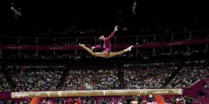 FOTO: Poynter.org Fotografia o surprinde pe gimnasta Gabby Douglas la bârnă