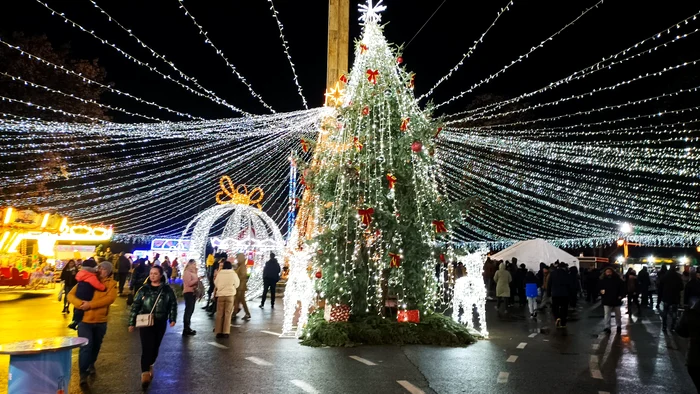 O plasă de lumini acoperă zona din centrul parcului. FOTO Iulian Bunilă