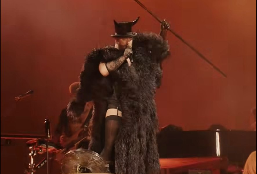 Artistul non-binar de la Untold încinge spiritele. Prestația lui Sam Smith, între „concert extraordinar” și „ritual satanist” VIDEO