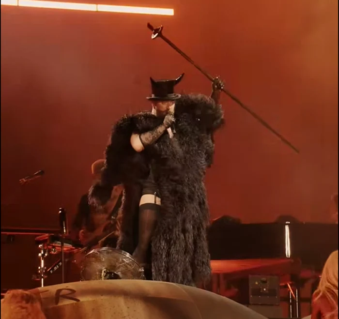 Sam Smith la Untolnd,într-o ținută obișnuită pentru concertele sale. FOTO: Captura Untold