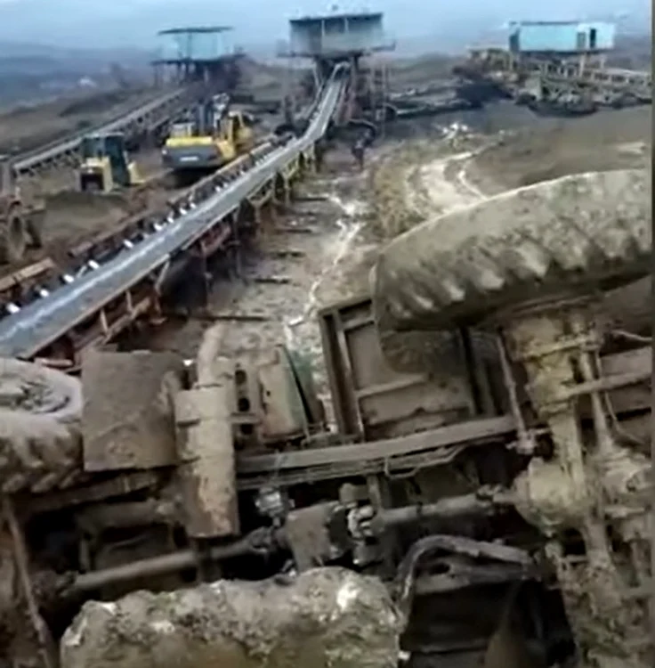 Mașina în care erau 25 de mineri s-a răsturnat. Foto: Captură video 