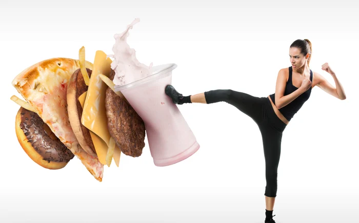 femeie care dă cu piciorul în fast food 