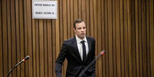 Oscar Pistorius vine la audierea ce se desfăşoară în Înalta Curte de Justiţie din Pretoria. FOTO AP