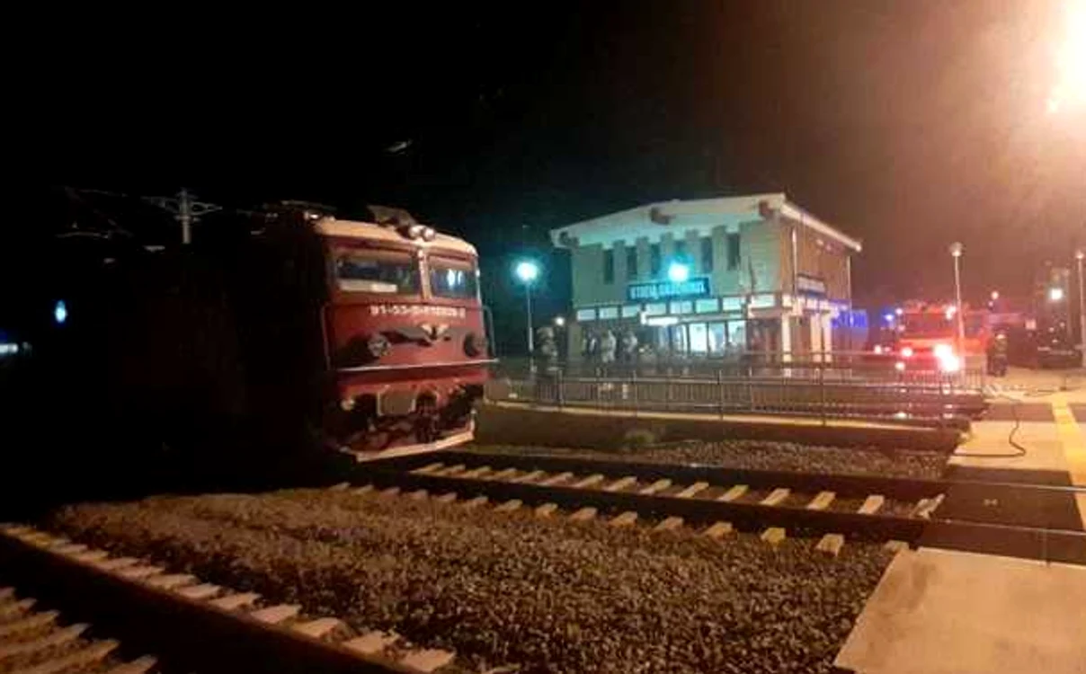 
    Incendiu la locomotiva unui tren InterRegioFoto: ISU  