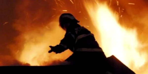 Incendiul a izbucnit la acoperiș, de la o lumânare aprinsă