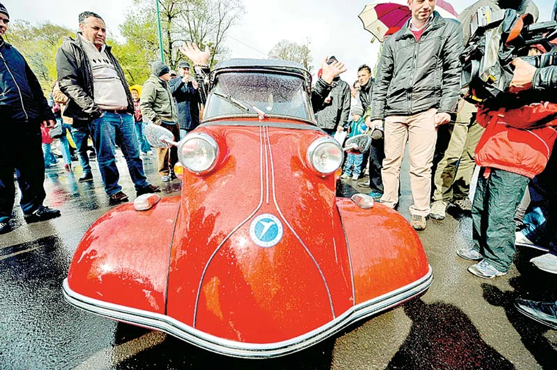 
    BUCUREŞTI - Bărbatul aflat la volanul  unui automobil Messerschmitt  a făcut cu mâna trecătorilor (FOTOGRAFII: Mediafax, debanat.ro)  