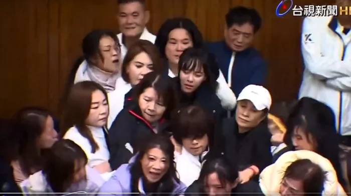 Mai mulți deputați s-au baricadat în parlamentul din Taipei FOTO Arhivă video