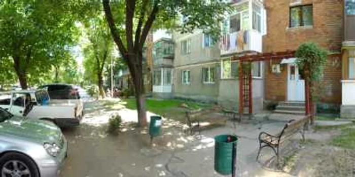 Trotuarele brăzdate de şanţuri de pe strada Unirii sunt un calvar pentru orice trecător