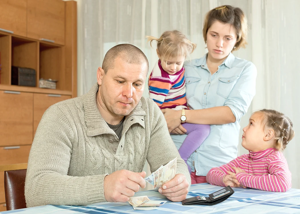 Familia Costescu face faţă cu greu datoriilor din fiecare lună
