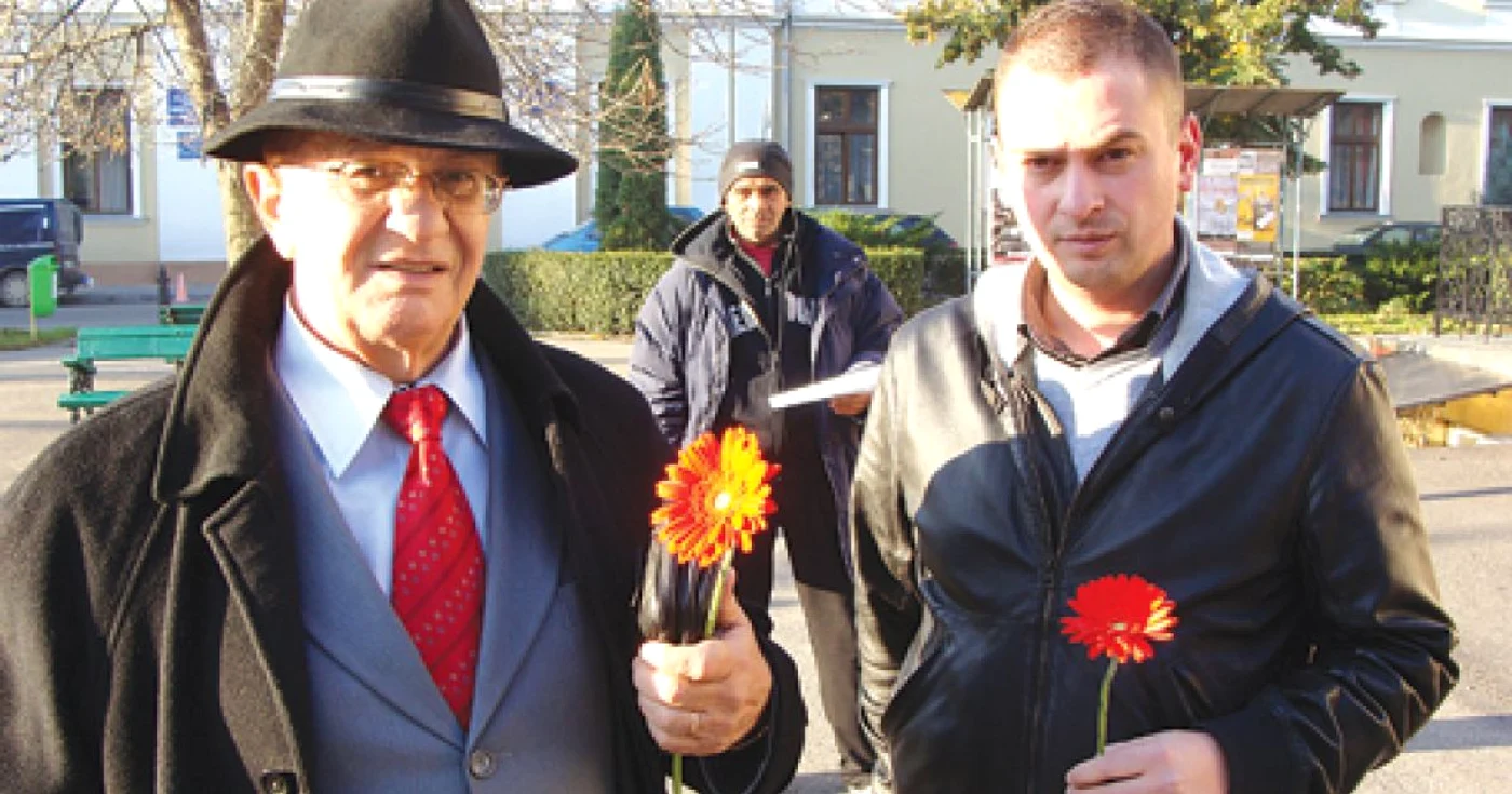 Petru Trif (stânga) şi fiul său, Radu, au adus flori, în semn de respect. Petru Trif nu va începe greva foamei, din motive de sănătate