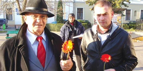 Petru Trif (stânga) şi fiul său, Radu, au adus flori, în semn de respect. Petru Trif nu va începe greva foamei, din motive de sănătate
