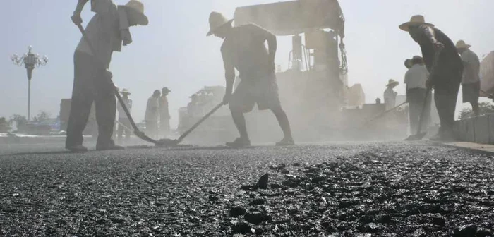 Lucrările de asfaltare ale unor drumuri au fost deja demarate în Kaifeng FOTO: Reuters