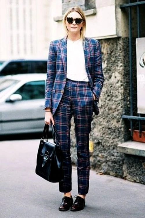 small Fustany Fashion Pantsuit Looks to Elevate Your Formal Workwear Style Street Style 15 jpg jpeg
