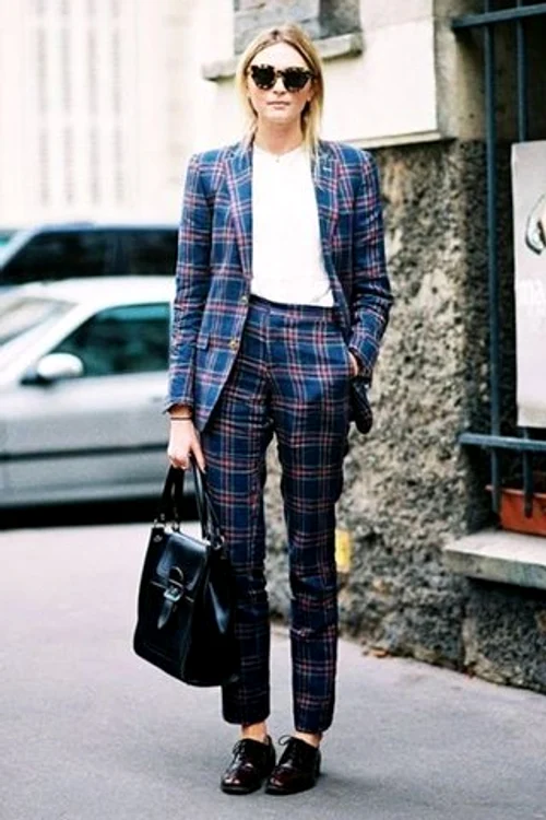 small Fustany Fashion Pantsuit Looks to Elevate Your Formal Workwear Style Street Style 15 jpg jpeg