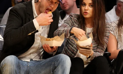 ashton kutcher mila kunis wenn21159749 jpg jpeg