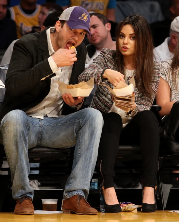 ashton kutcher mila kunis wenn21159749 jpg jpeg