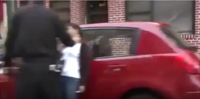Polițistul o imobilizează pe femeie, ținând-o de gâtFoto captură video/Youtube