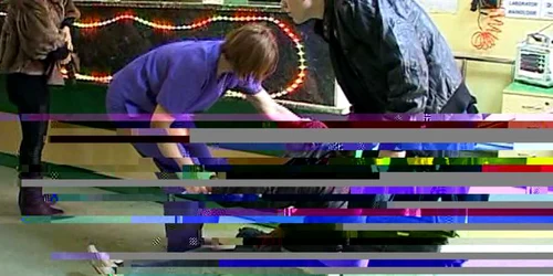 Bărbatul nu s-a mai putut ţine pe picioare atâta de beat era