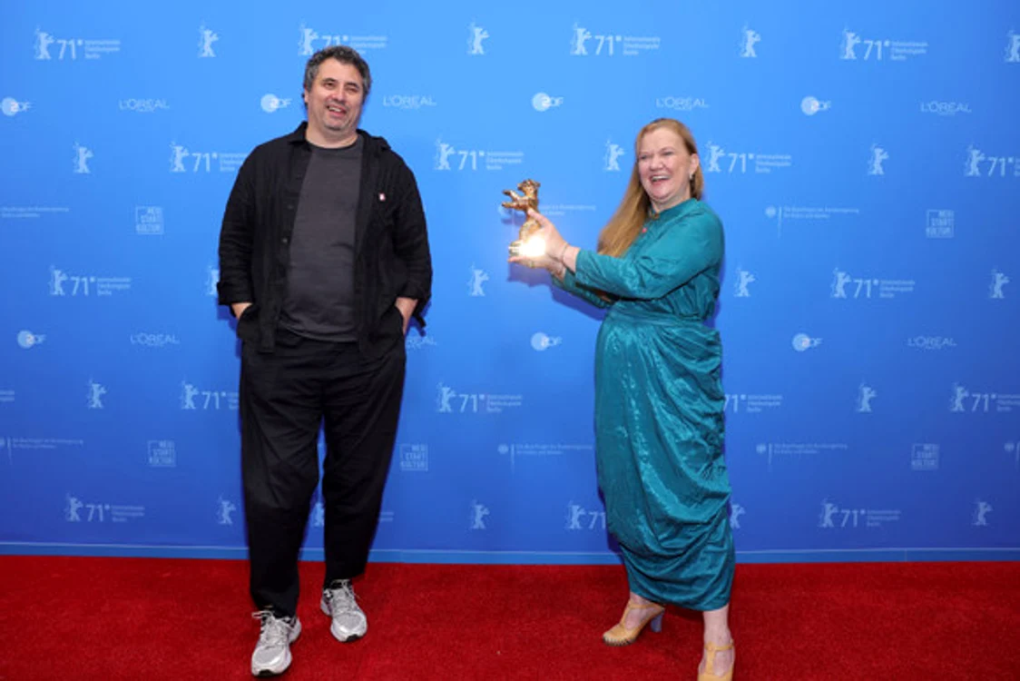 Radu Jude și Ada Solomon, pe covorul roșu de la Festivalul Internaţional de Film de la BerlinFoto: Getty