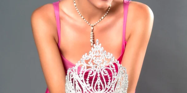 Oana Paveluc cu coroana în mână - Miss Universe Romania 2010