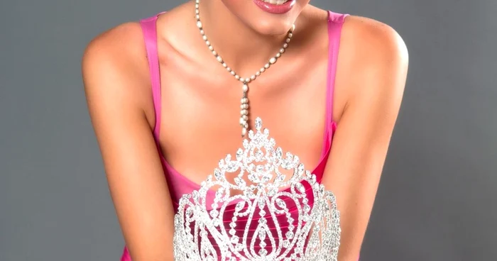 Oana Paveluc cu coroana în mână - Miss Universe Romania 2010