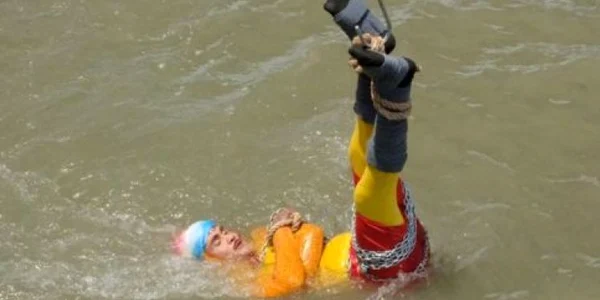 Magician indian care incerca un truc Houdini nu a mai iesit din apa FOTO BBC