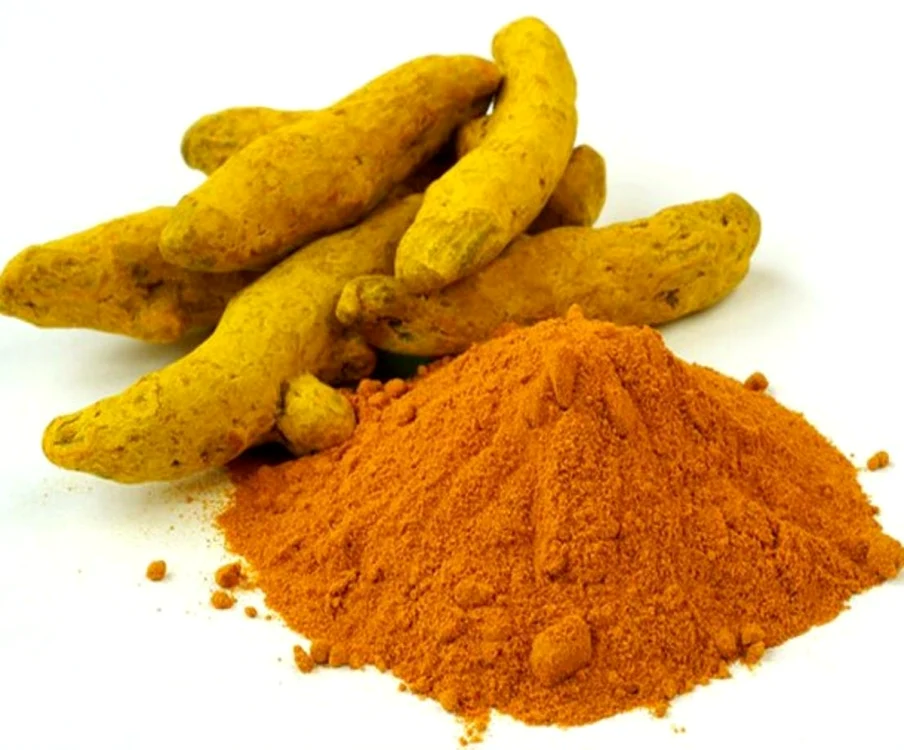 O linguriţă de pudră de turmeric în amestec cu o cană cu apă caldă băută dimineaţa alungă durerile de gât.