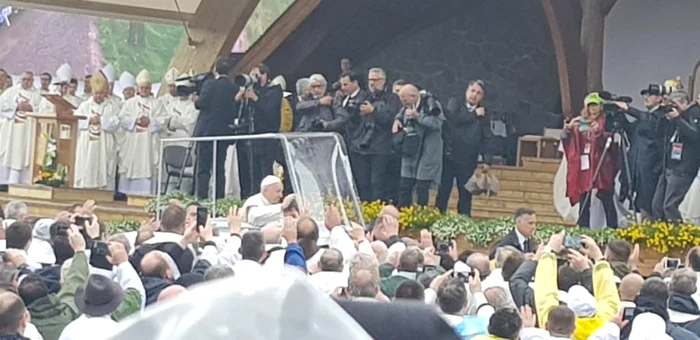 Papa Francisc a sosit la Şumuleu Ciuc în papamobilul Duster