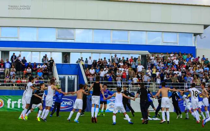 Mici fotbalişti de la Academia Gheorghe Hagi din Constanţa merg în Brazilia Foto Tiberiu Mînzu