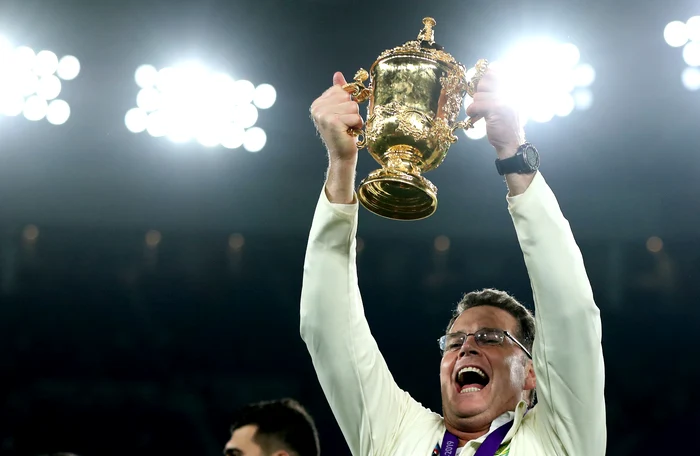Rassie Erasmus prezintă Cupa ”William Webb Ellis” după finala cu Anglia (32-12)Foto: Guliver / GettyImages