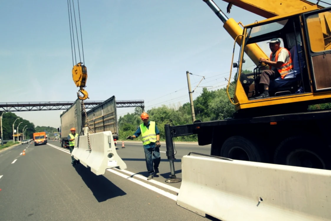 Parapeţii din beton reprezintă o soluţie pentru a preveni accidentele provocate de cei care intră pe contrasens. FOTO: Daniel Guţă. ADEVĂRUL.