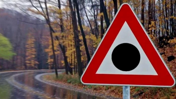 Indicatorul rutier avertizare A55 Punct negru semnalează o zonă cu risc ridicat