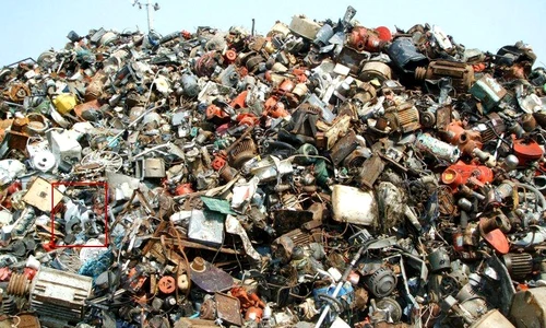 Pisica din imagin este bine ascunsă  Dar nu e de negăsit! jpeg