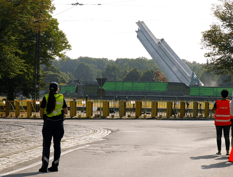 Rusia protestează pe lângă Letonia pentru demolarea statuilor sovietice şi ameninţă cu contramăsuri