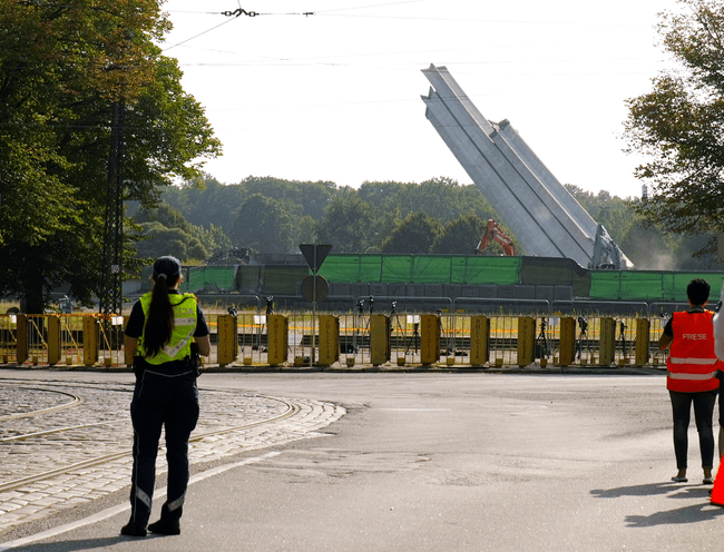  Letonia a demolat monumentul „eliberatorilor sovietici” din Riga. Imaginile au devenit virale VIDEO