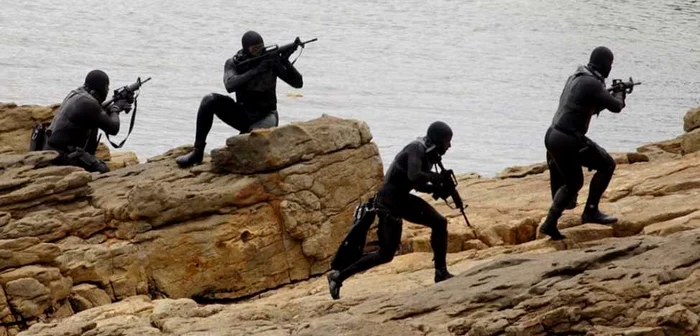 Circa 200 de membri ai Navy Seals (în imagine în timpul unui antrenament în Statele Unite) şi Delta Force vânează jihadişti în Irak şi Siria FOTO AFP via Le Parisien