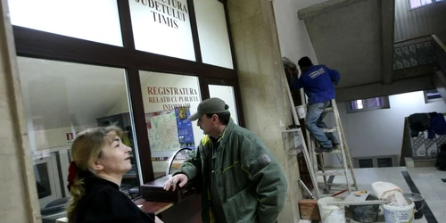Angajaţii Prefecturii Timiş au dat în judecată Guvernul