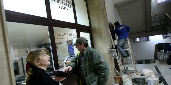 Angajaţii Prefecturii Timiş au dat în judecată Guvernul 