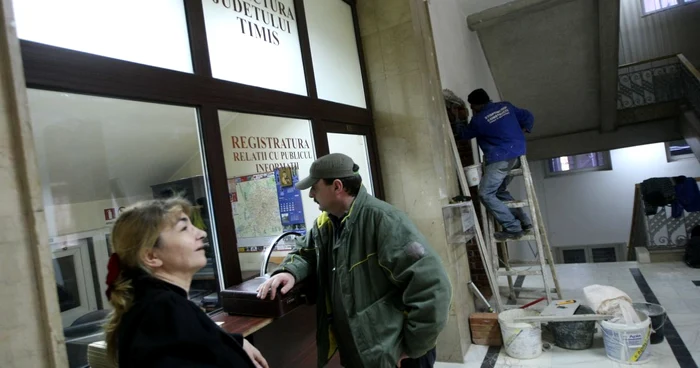 Angajaţii Prefecturii Timiş au dat în judecată Guvernul 