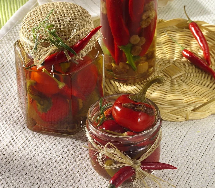 Ardei iuți în oțet pentru iarnă.