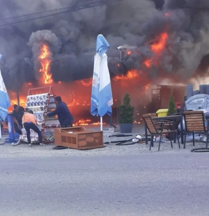 Zece butelii au fost scoase la timp din magazinul în flăcări. Foto: ISU Argeş