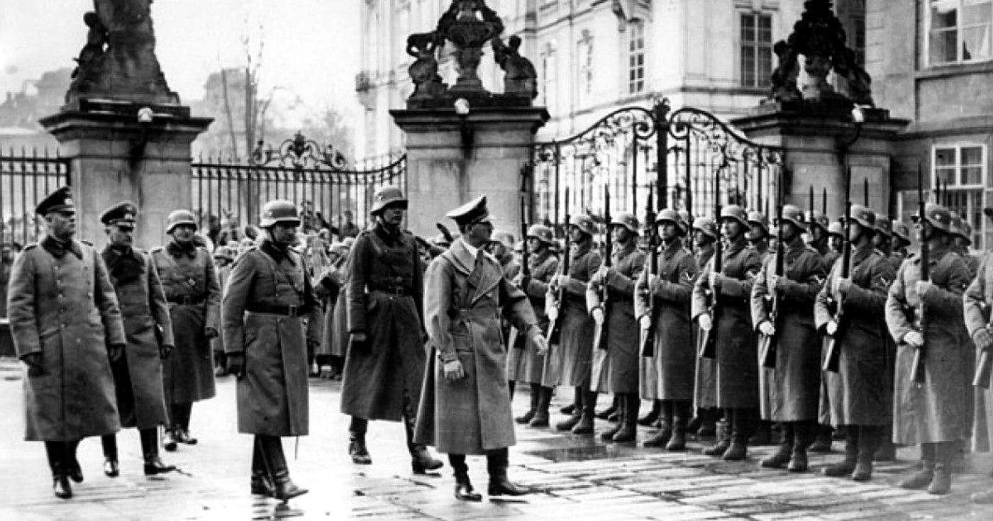 Hitler, la Praga, în 1939. FOTOGRAFII Daily Mail